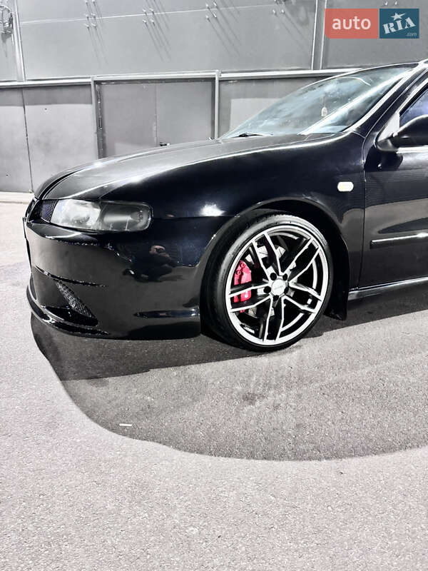 Хэтчбек SEAT Leon 2004 в Киеве