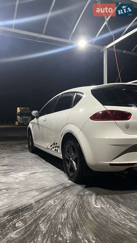 Хэтчбек SEAT Leon 2011 в Маневичах