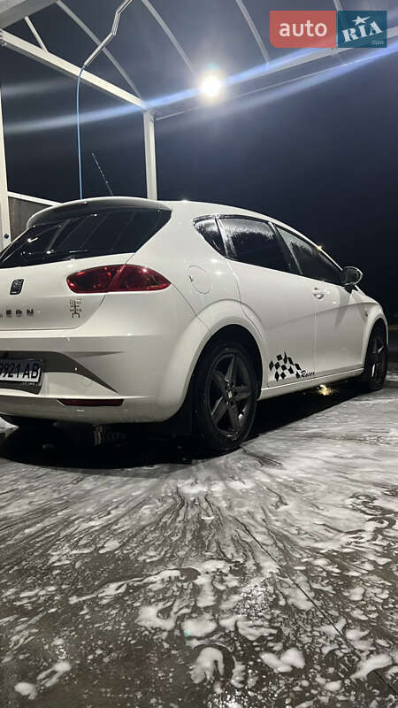 Хэтчбек SEAT Leon 2011 в Маневичах