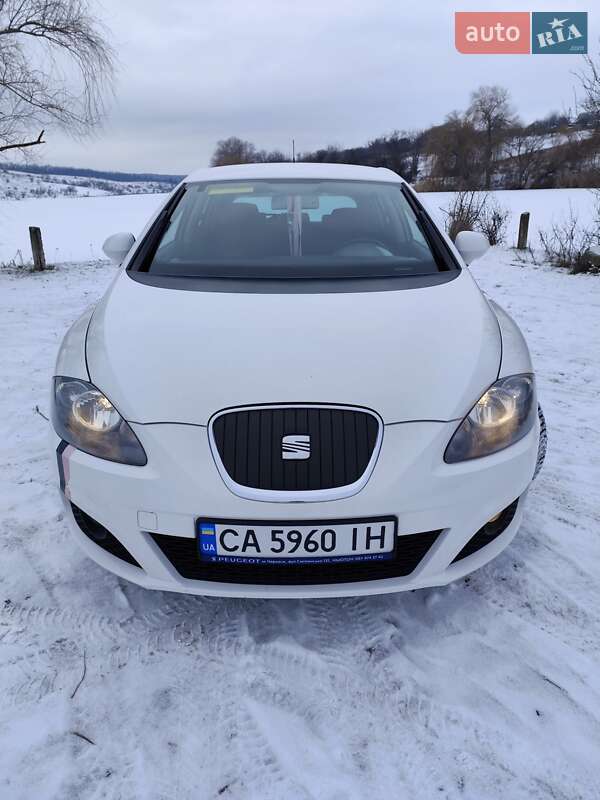 Хэтчбек SEAT Leon 2010 в Каменке