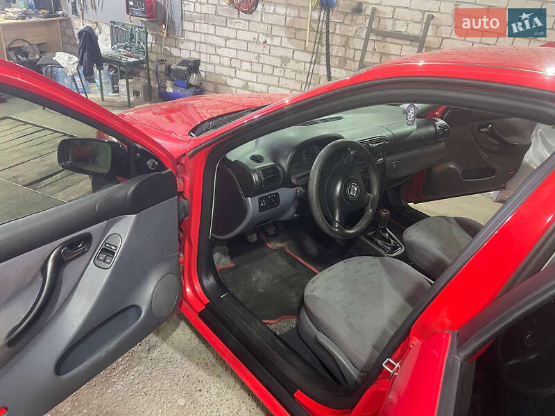 Хетчбек SEAT Leon 2000 в Дніпрі