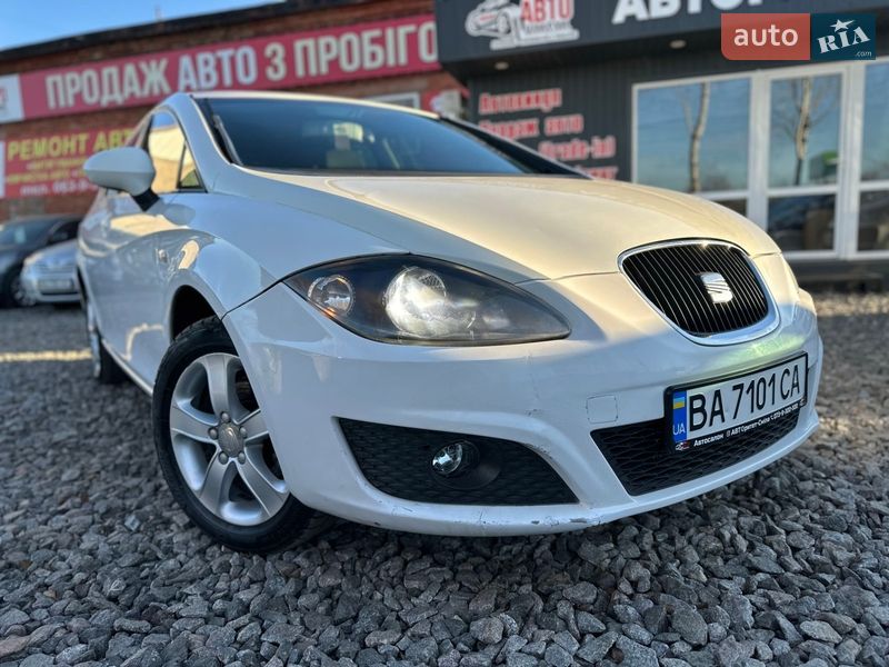 Хэтчбек SEAT Leon 2011 в Смеле