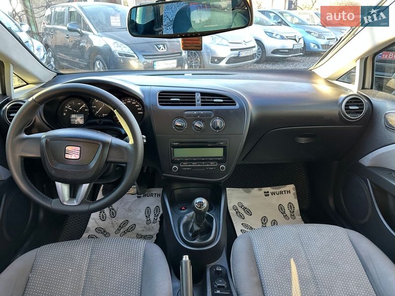 Хэтчбек SEAT Leon 2011 в Смеле