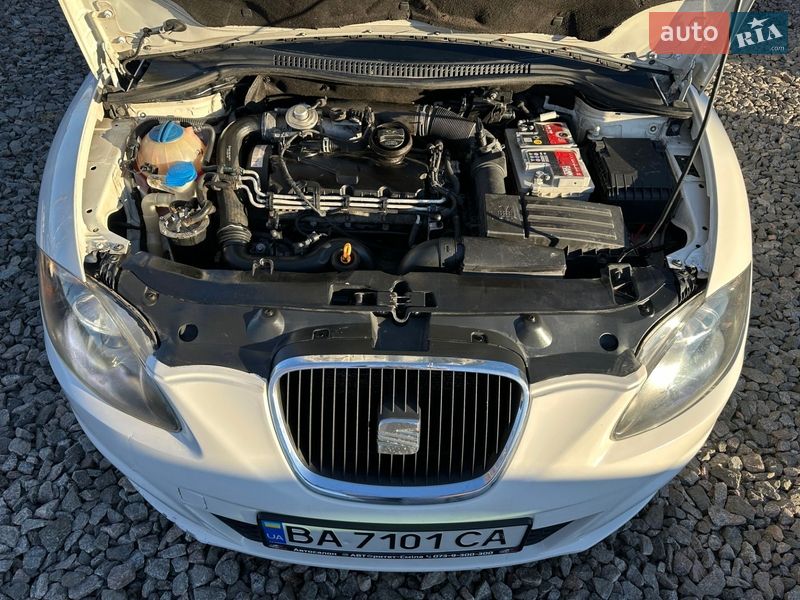 Хэтчбек SEAT Leon 2011 в Смеле