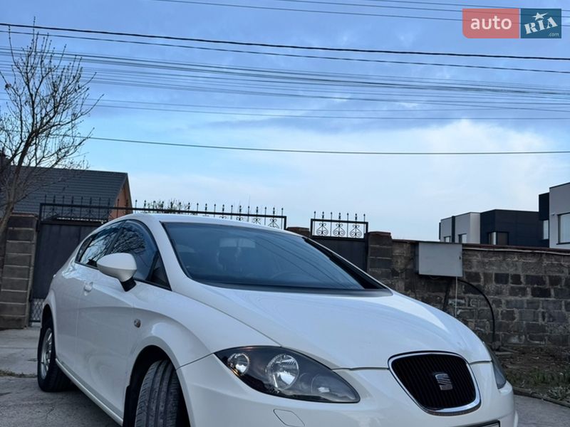 Хетчбек SEAT Leon 2011 в Вишневому фото 4 Хетчбек SEAT Leon 2011 в Вишневому