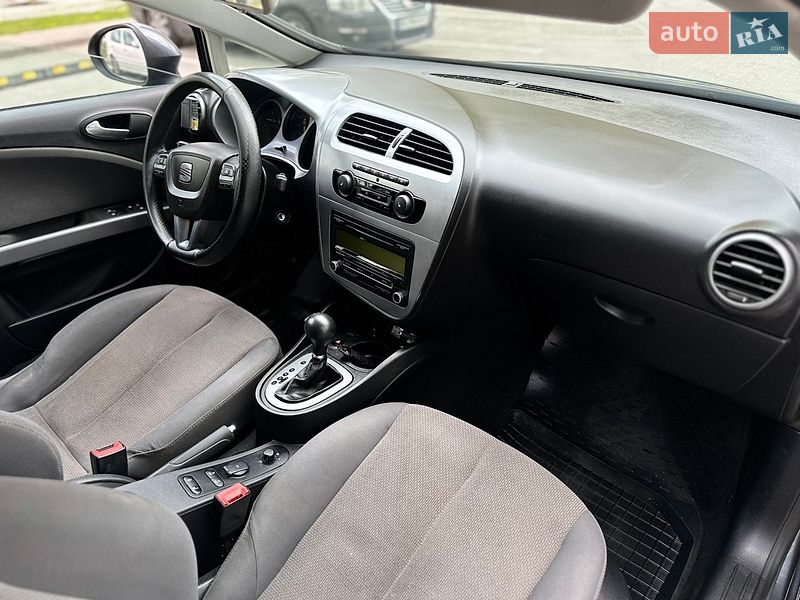 Хэтчбек SEAT Leon 2011 в Львове