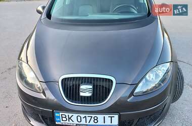 Хэтчбек SEAT Toledo 2005 в 