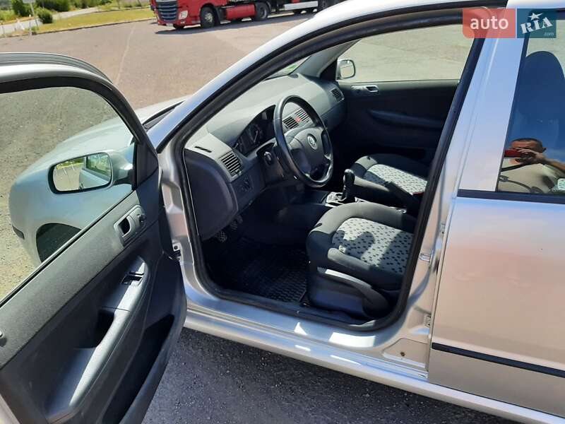 Хэтчбек Skoda Fabia 2006 в Ужгороде