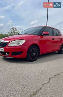 Хэтчбек Skoda Fabia 2011 в 