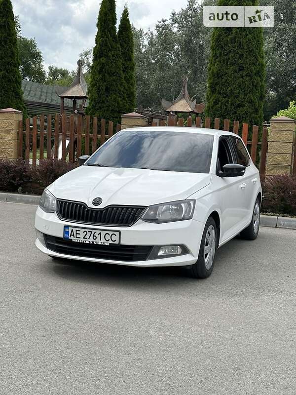 Хэтчбек Skoda Fabia 2015 в Днепре