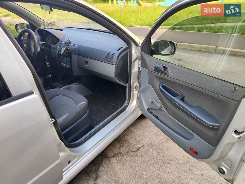Седан Skoda Fabia 2003 в Киеве