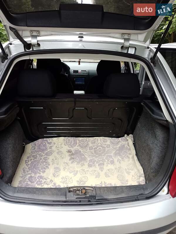 Хэтчбек Skoda Fabia 2005 в Каменке-Бугской