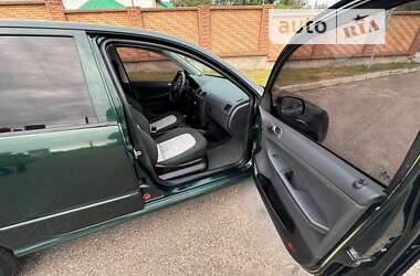 Хэтчбек Skoda Fabia 2003 в Черновцах