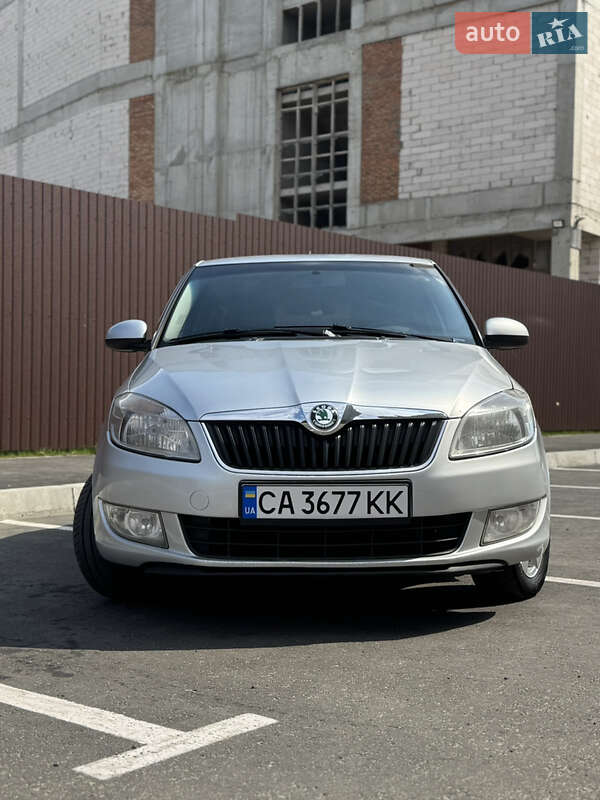 Хэтчбек Skoda Fabia 2011 в 