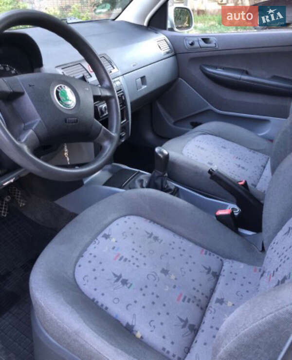Хэтчбек Skoda Fabia 2003 в Днепре