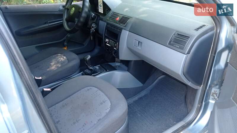 Хэтчбек Skoda Fabia 2002 в Днепре