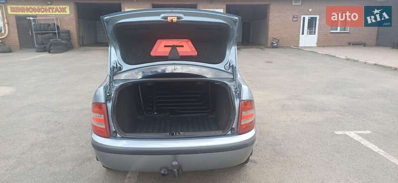 Седан Skoda Fabia 2004 в Кривом Роге