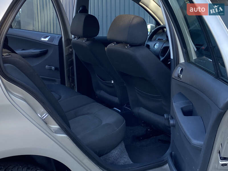 Хэтчбек Skoda Fabia 2005 в Калуше