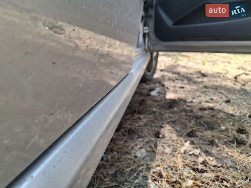 Хэтчбек Skoda Fabia 2003 в Днепре