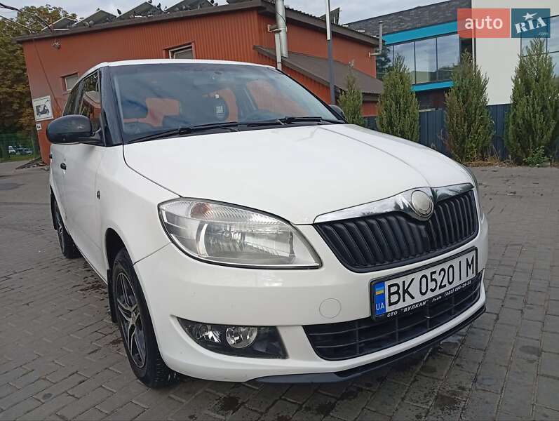 Хэтчбек Skoda Fabia 2011 в 