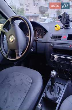 Хэтчбек Skoda Fabia 2002 в 
