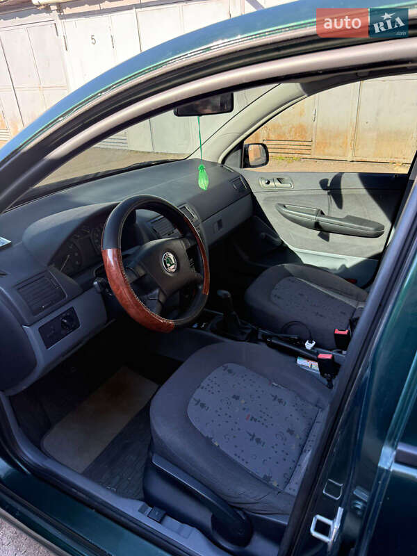 Хэтчбек Skoda Fabia 2003 в Киеве