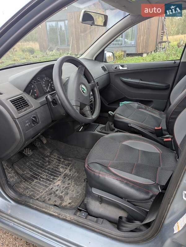 Хэтчбек Skoda Fabia 2003 в Киеве