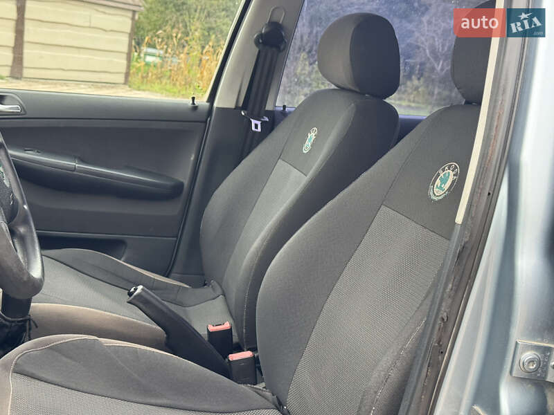 Седан Skoda Fabia 2003 в Черновцах
