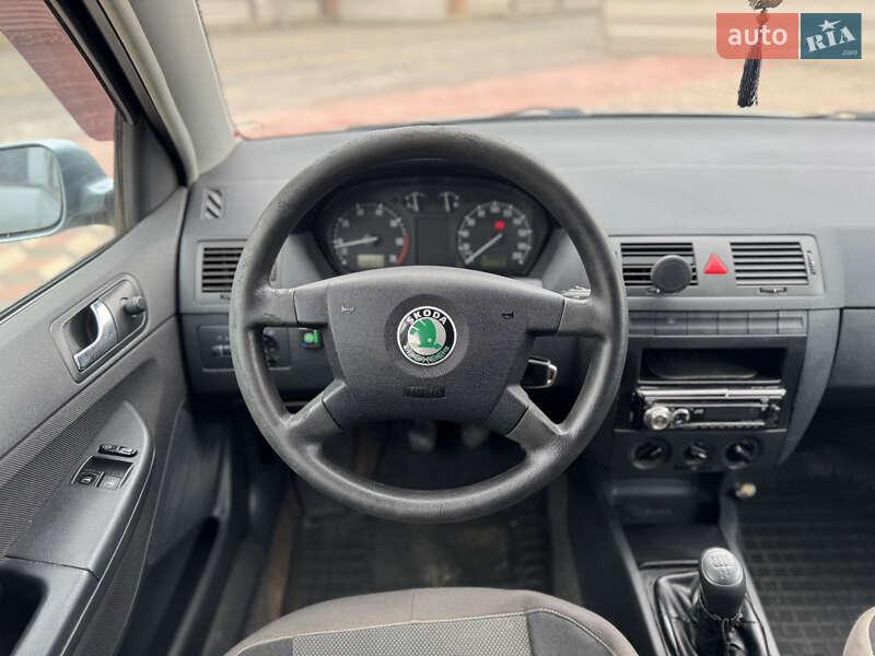 Седан Skoda Fabia 2003 в Черновцах