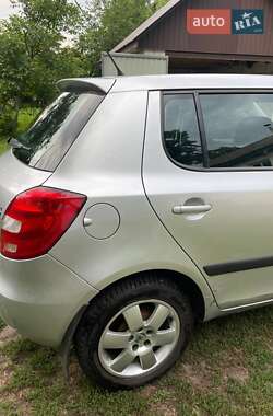 Хэтчбек Skoda Fabia 2011 в 