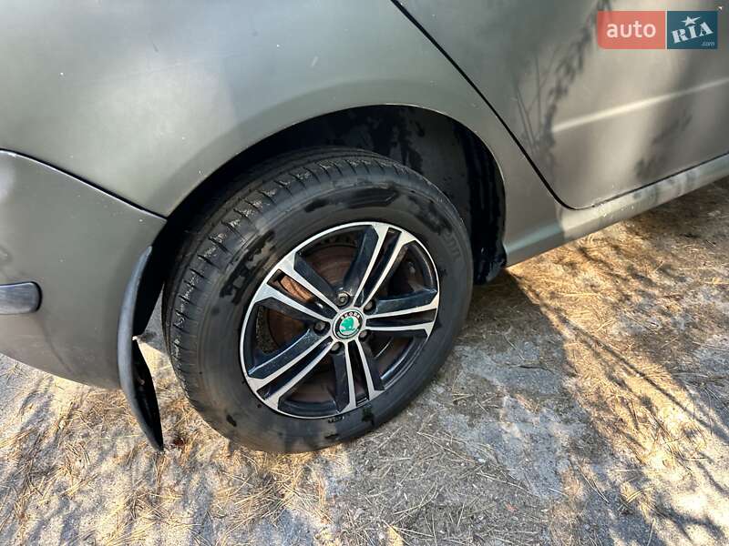 Хэтчбек Skoda Fabia 2003 в Киеве