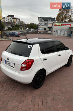 Хэтчбек Skoda Fabia 2011 в 