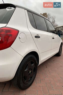 Хэтчбек Skoda Fabia 2011 в 