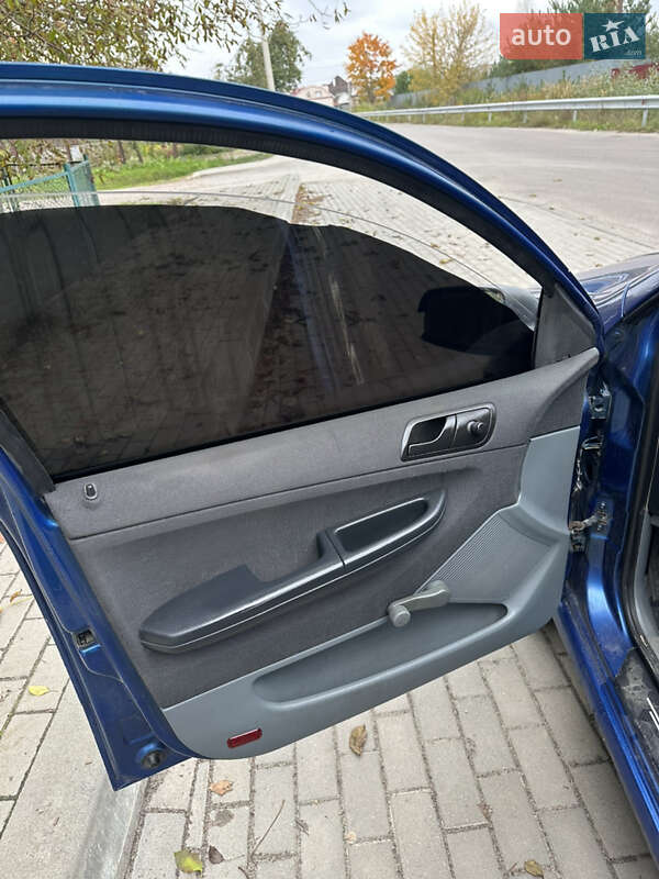 Хэтчбек Skoda Fabia 2003 в Костополе