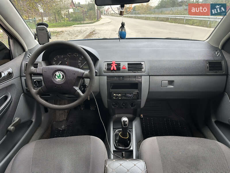 Хэтчбек Skoda Fabia 2003 в Костополе