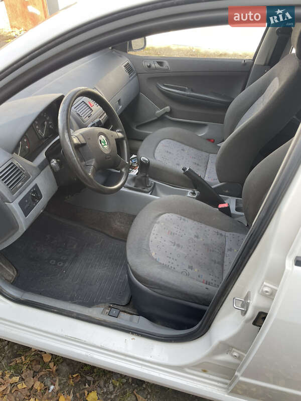 Хэтчбек Skoda Fabia 2003 в Киеве