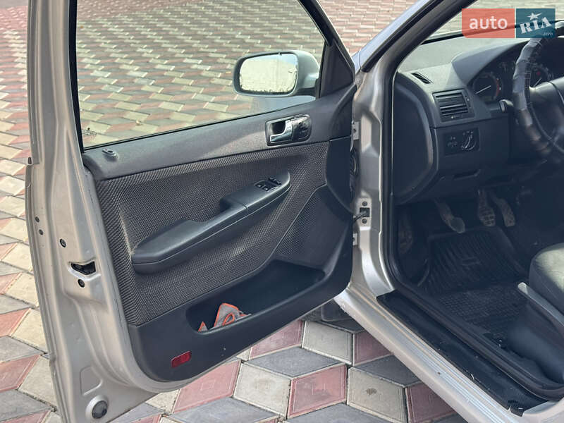 Хэтчбек Skoda Fabia 2006 в Черновцах