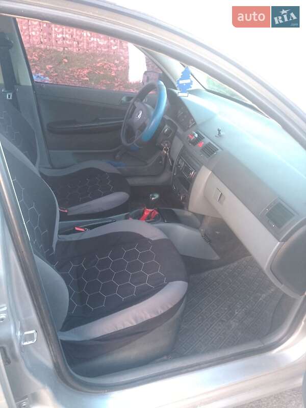 Хэтчбек Skoda Fabia 2003 в Луцке