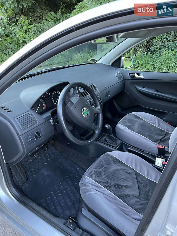 Седан Skoda Fabia 2004 в Києві
