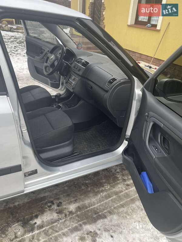 Хетчбек Skoda Fabia 2011 в Чернівцях