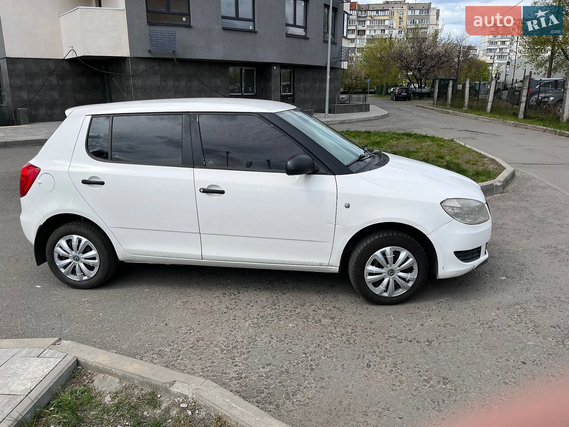 2011 Skoda Fabia - мініатюра 2