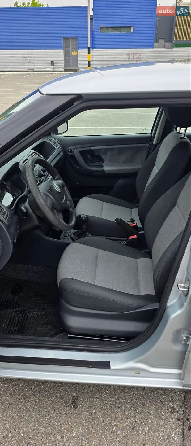 2010 Skoda Fabia - мініатюра 10