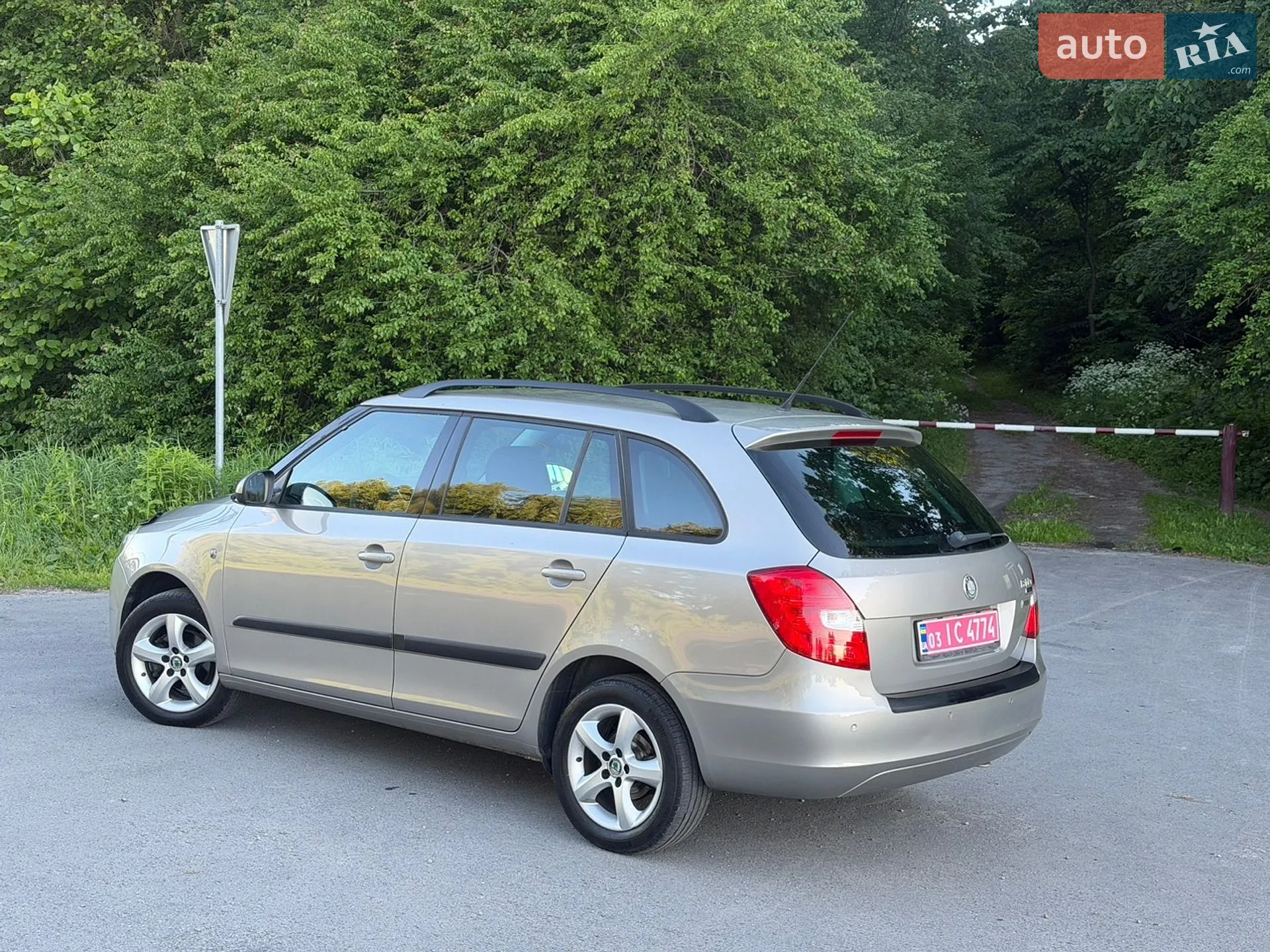 2010 Skoda Fabia - мініатюра 9
