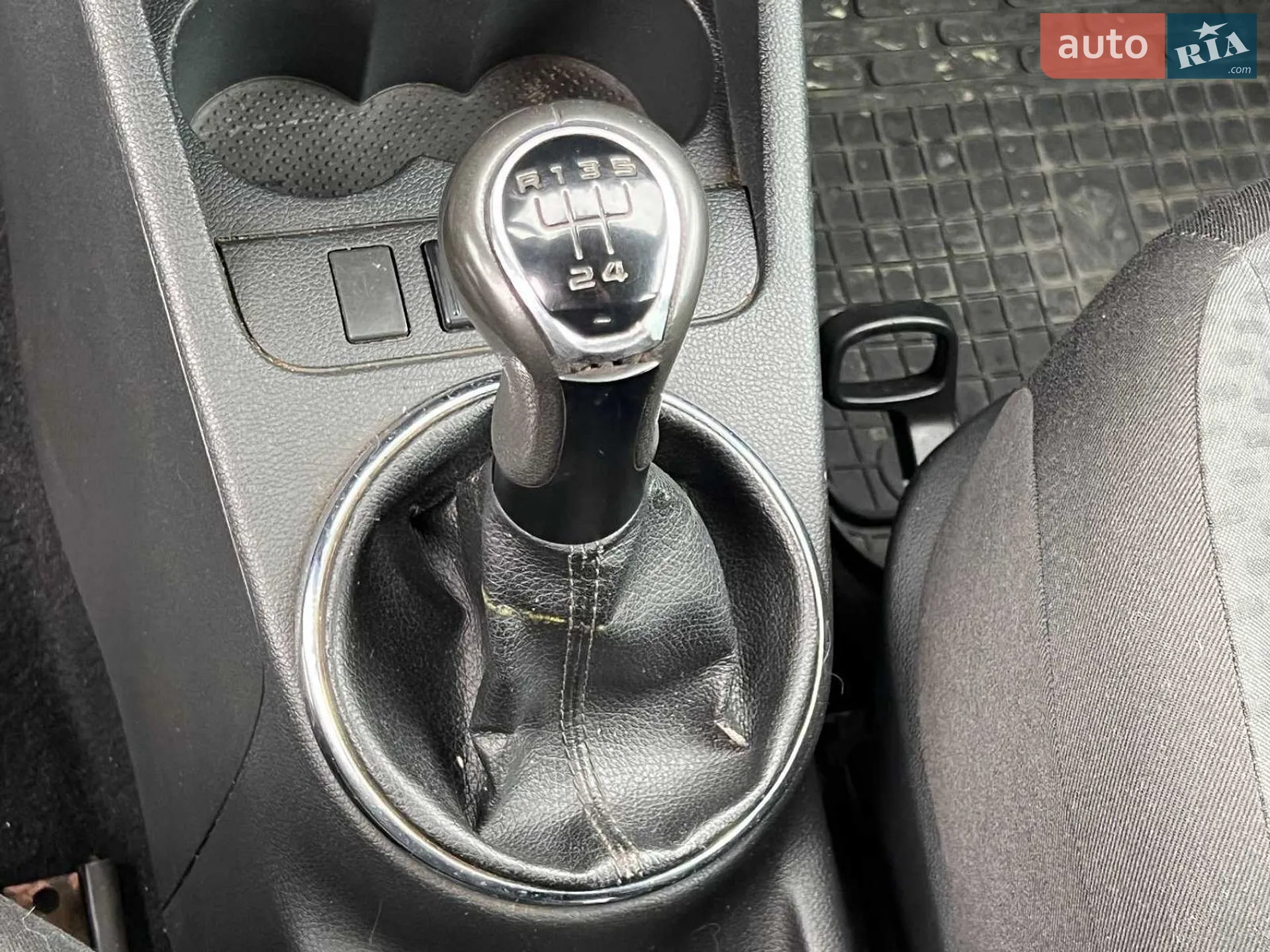 2011 Skoda Fabia - мініатюра 12