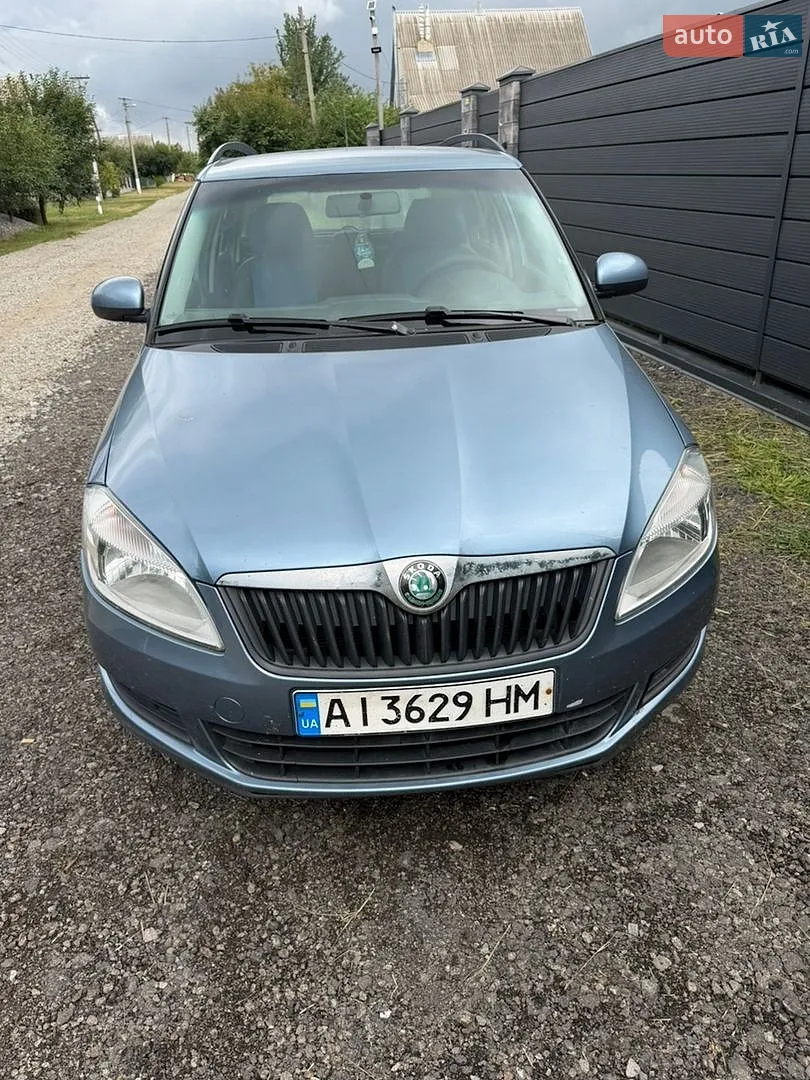 2011 Skoda Fabia - мініатюра 2