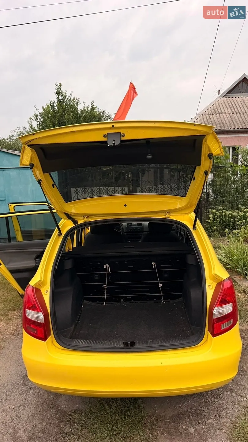 2011 Skoda Fabia - мініатюра 10