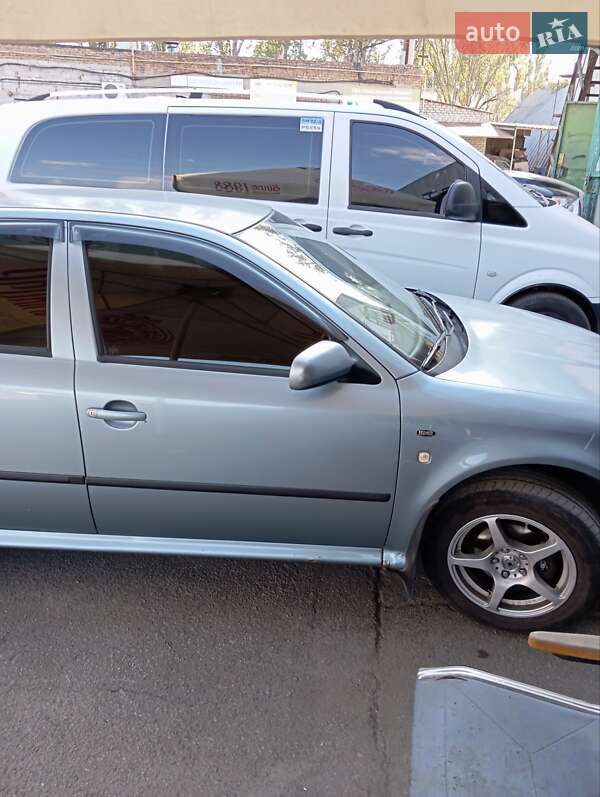 Лифтбек Skoda Octavia 2002 в Днепре