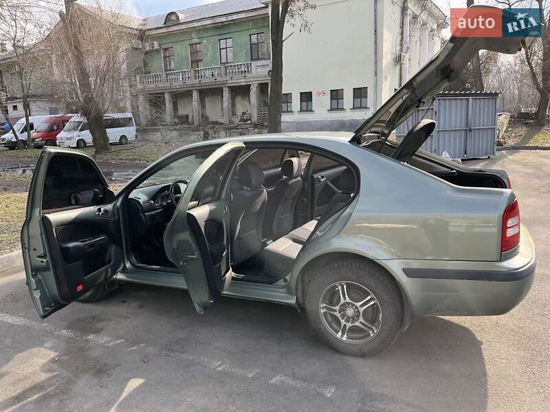 Лифтбек Skoda Octavia 2001 в Днепре