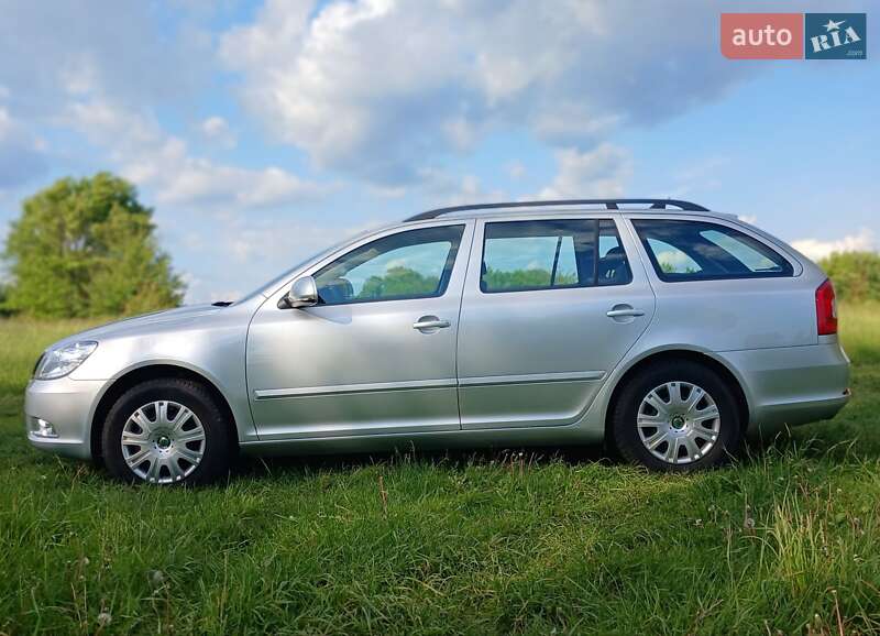 Универсал Skoda Octavia 2011 в Хороле