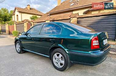 Лифтбек Skoda Octavia 2000 в Вишневом